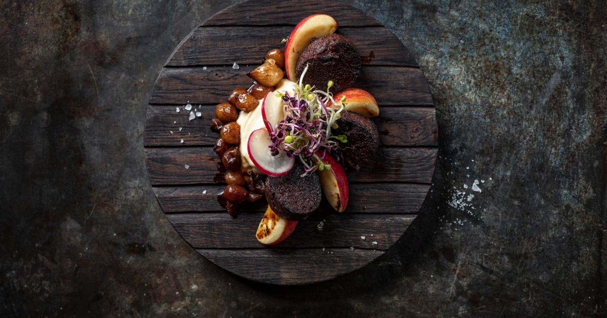 Rezept für Blutwurst-Gröstl mit Apfel und Selleriepüree