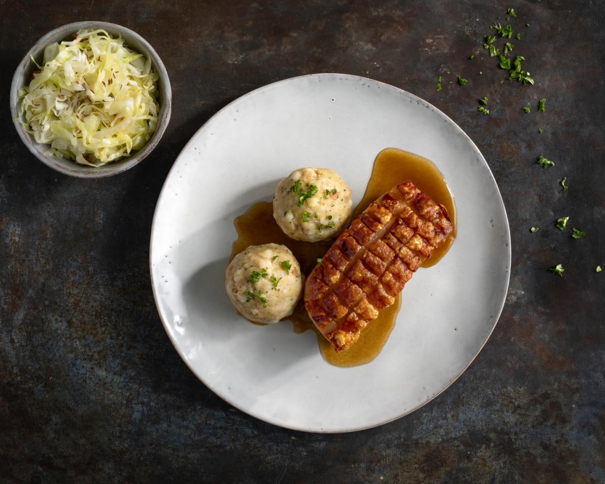Bayerischer Schweinebraten mit Kruste und Biersoße