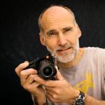 Fotograf Klaus Fenlger mit seiner Kamera in der Hand