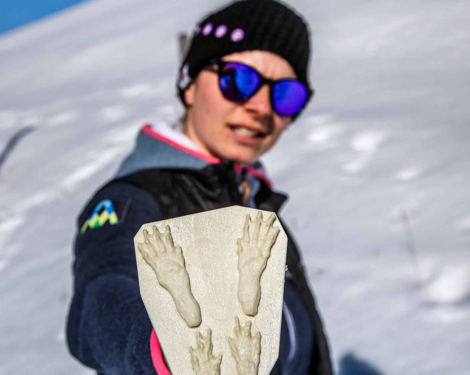 Rangerin Britta Löw zeigt, dass der Naturpark Nagelfluhkette auch im Winter lebendig ist