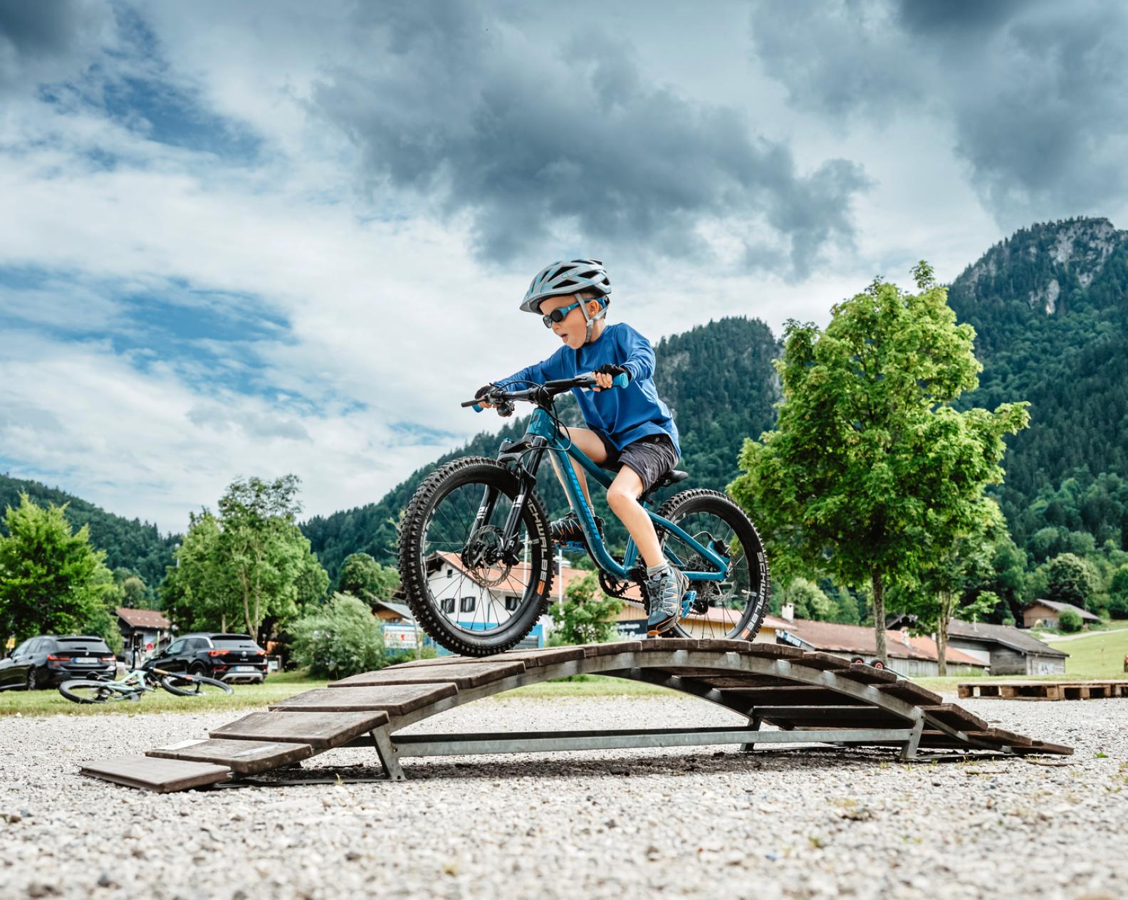 Junge bei einem Mountainbike-Kurs am Brauneck in Lenggries, Oberbayern