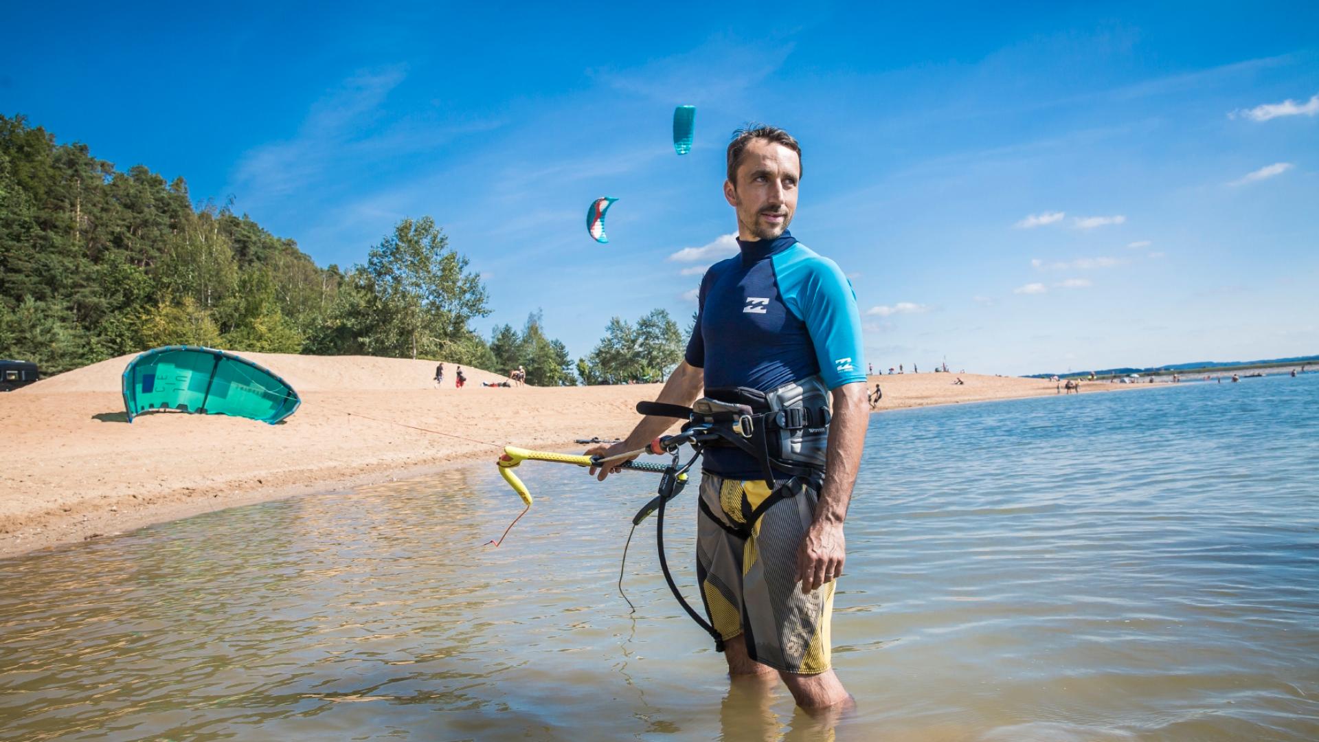 Auf dem Großen Brommbachsee geht Andreas Hemmeter gern zum Kitesurfen