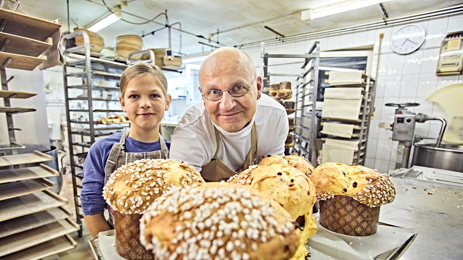 Arnd Erbel: Der Bäcker bekommt beim Backen der Panettone Unterstützung der Familie