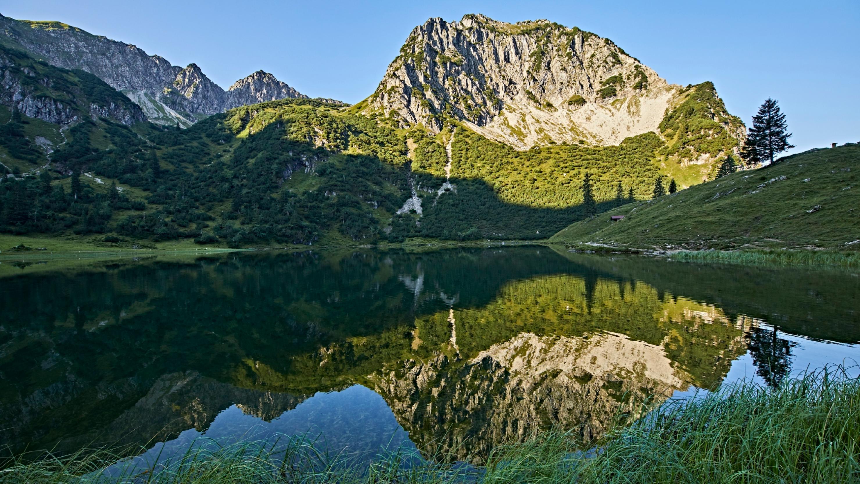 Der Aufstieg zum Rubihorn in den Allgäuer Alpen führt am Unteren Gaisalpsee vorbei