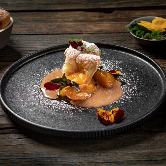 Buchteln mit Schokoladensauce und Marillenröster