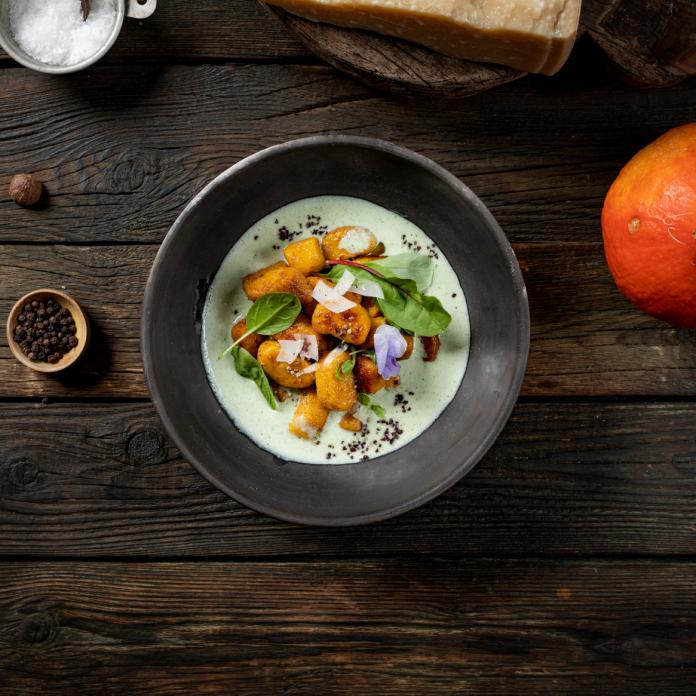 Kartoffel-Kürbis-Gnocchi mit Wildkräuter-Bechamel