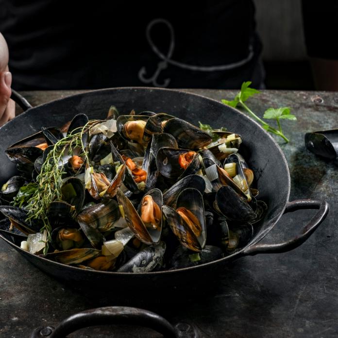 Miesmuscheln im Weißwein-Sud
