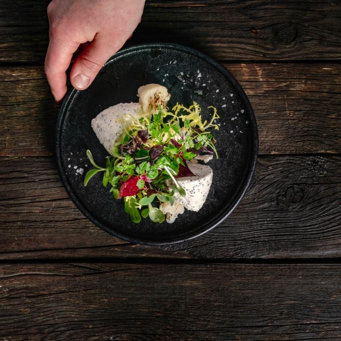 Blumenkohl-Mohn-Mousse mit Kräutersalat